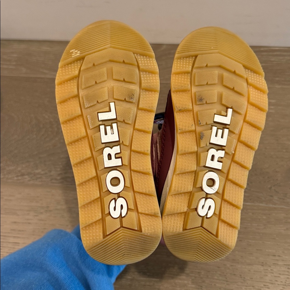 Sorel Kids Explorer snow boots size 10 worn on one or two trips - Picture 2 of 9
